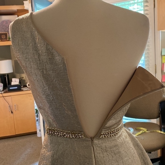 NWT Mac Duggal One Shoulder Metallic Ruffled Gown Size 2 in Oyster - Picture 7 of 12